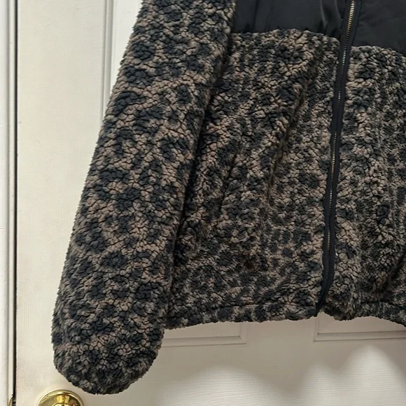 P.J.Salvage Faux Fur Jacket / Coat Size Medium - Picture 3 of 15